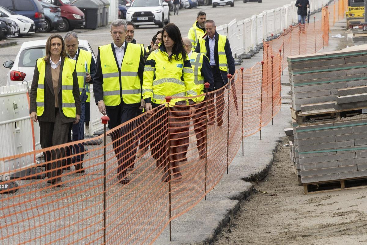 Alfonso Rueda y María Martínez Allegue visitan las obras de una promoción de vivienda pública en el barrio olívico de Navia.