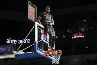Los Harlem Globetrotters visitan Badalona, ‘cuna del básquet’, en su gira mundial
