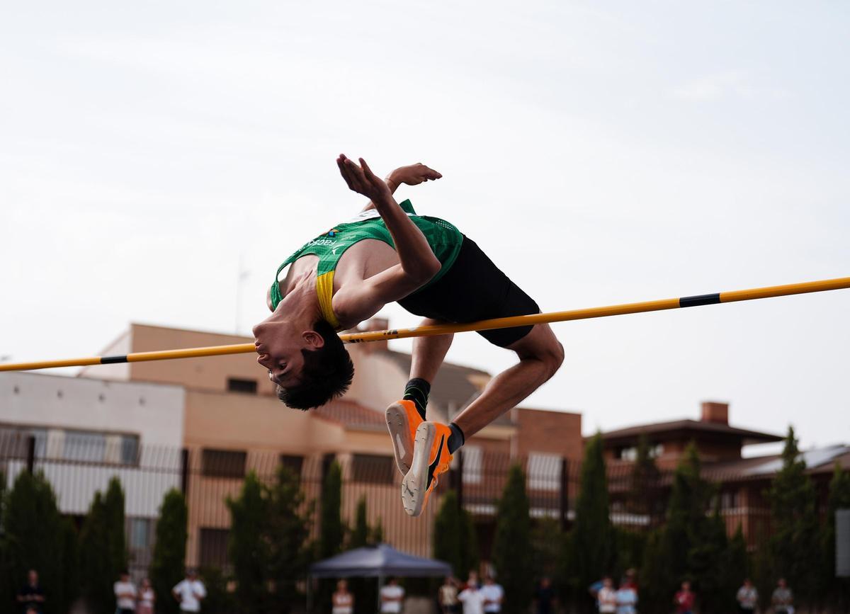 Nicolás Clemente ratificó su posición de líder español del año en salto de altura. Se colgó el oro tras superar el listón en 2,16 metros.