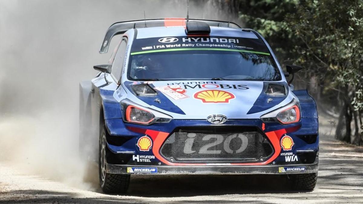 Neuville, a los mandos de su Hyundai i20 WRC