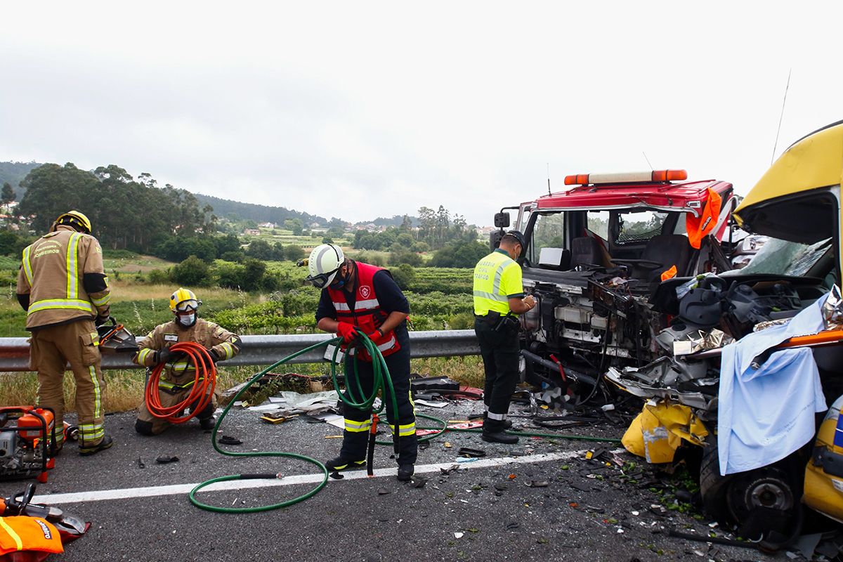 Un accidente en la vía rápida de O Salnés se salda con una persona muerta y un herido grave