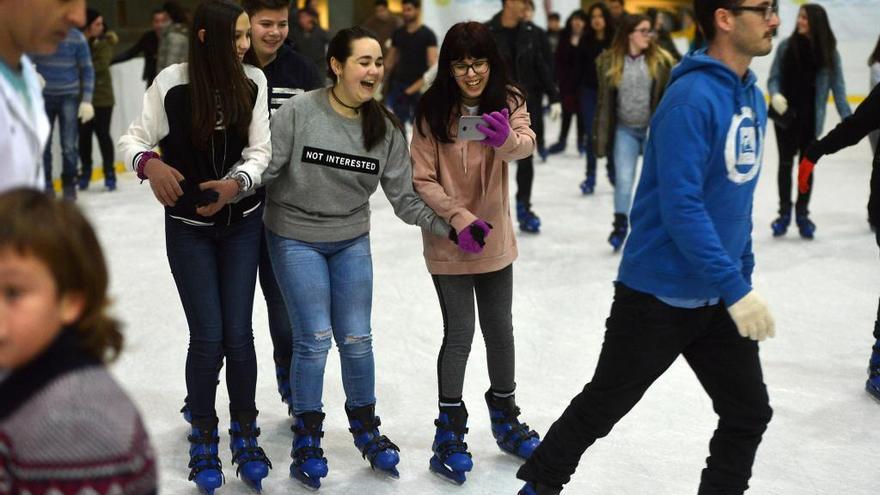 Varios jóvenes patinan en una pista de hielo instalada en la ciudad. // Gustavo Santos