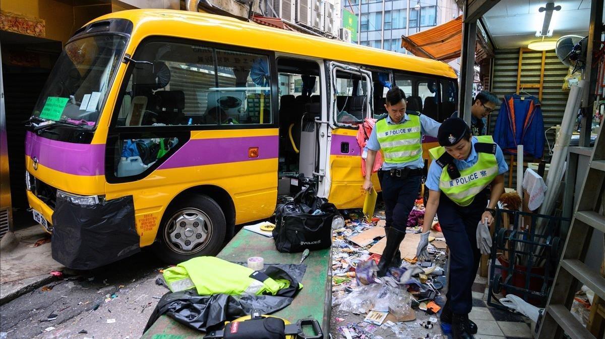 Accidente de un autobús escolar en Hong Kong, China.