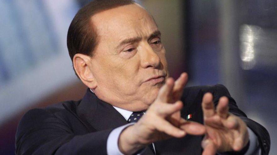 Berlusconi pide elecciones y acusa a la izquierda de golpe de Estado