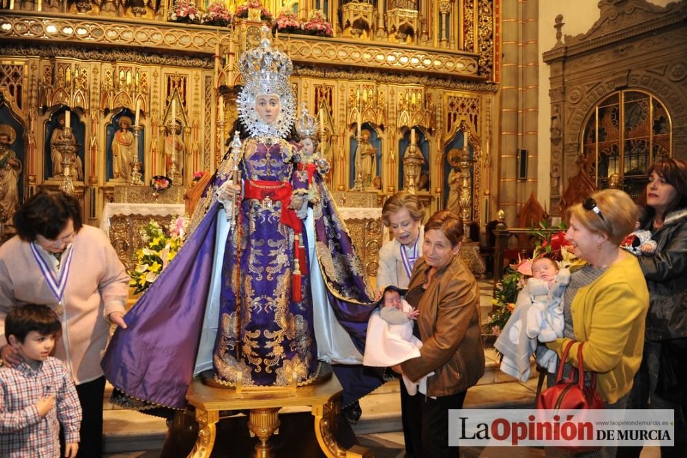 Bajo el manto de la Virgen