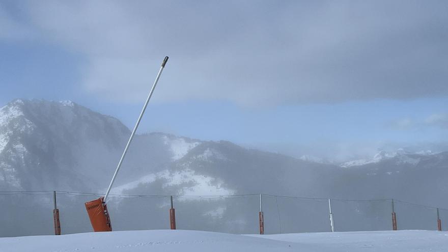 El fort vent obliga a tancar pistes d&#039;esquí al Pirineu