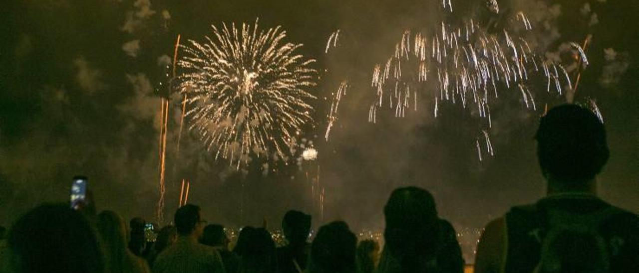 Espectadores siguiendo el lanzamiento de palmeras de la Nit de l&#039;Albà del año pasado desde una terraza de la ciudad.