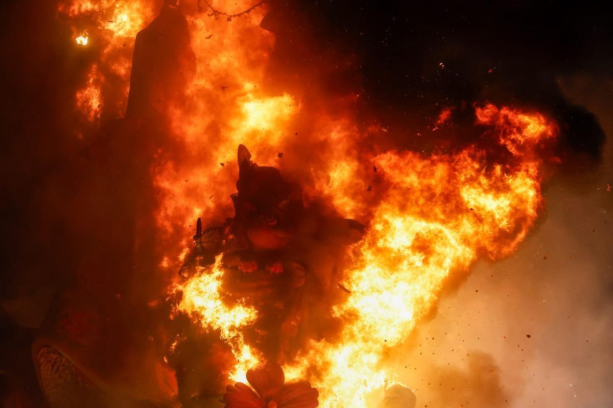 La Cremà de la falla municipal de València, en imágenes