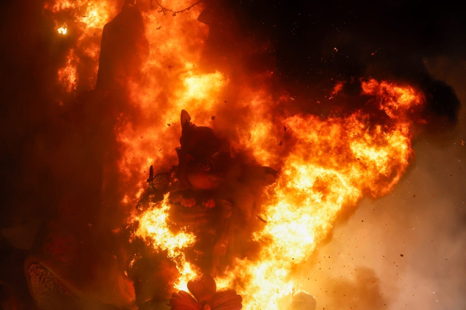 La Cremà de la falla municipal de València, en imágenes