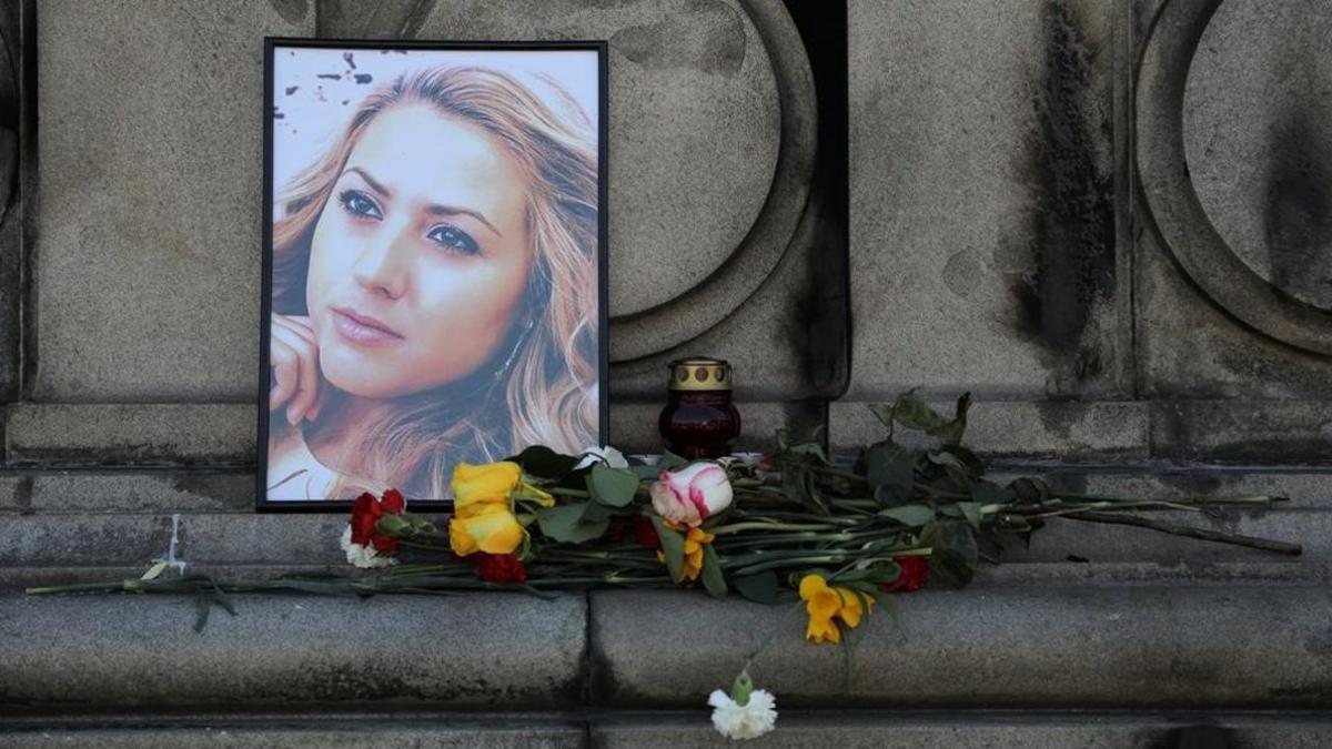 Ofrenda floral en homenaje a la periodista Viktoria Marinova, fallecida en la ciudad búlgara de Ruse.