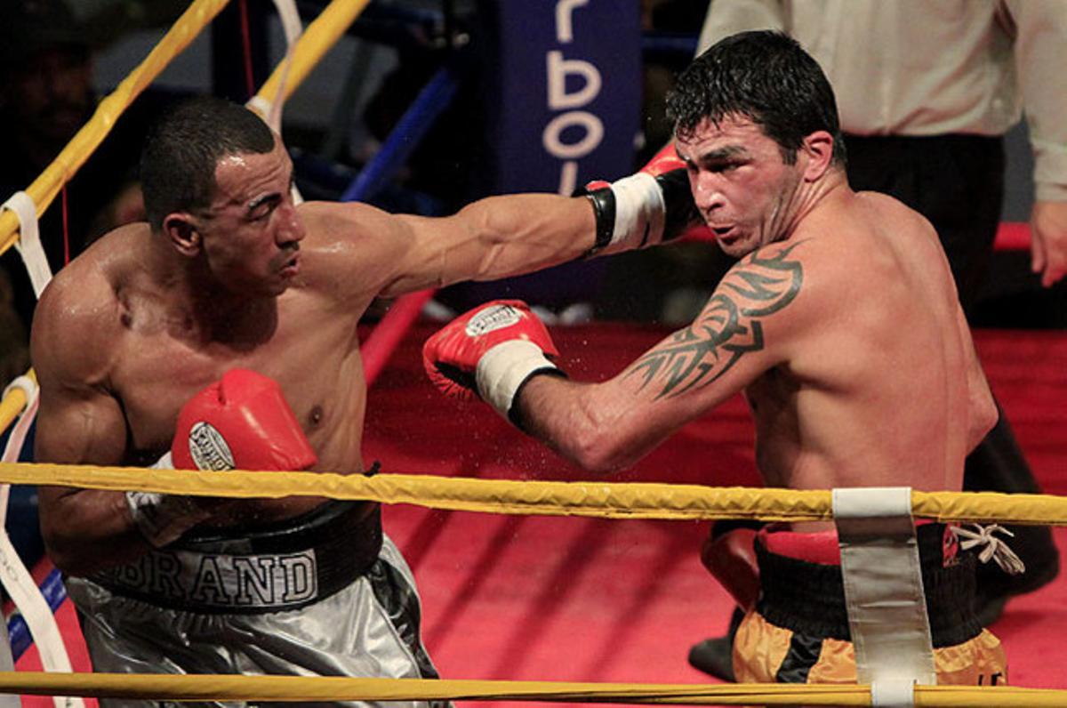 Alexander Brand pega a l’argentí Rubén Acosta (dreta), durant el combat pel títol del Consell Mundial de Boxa, a Cartagena (Colòmbia).
