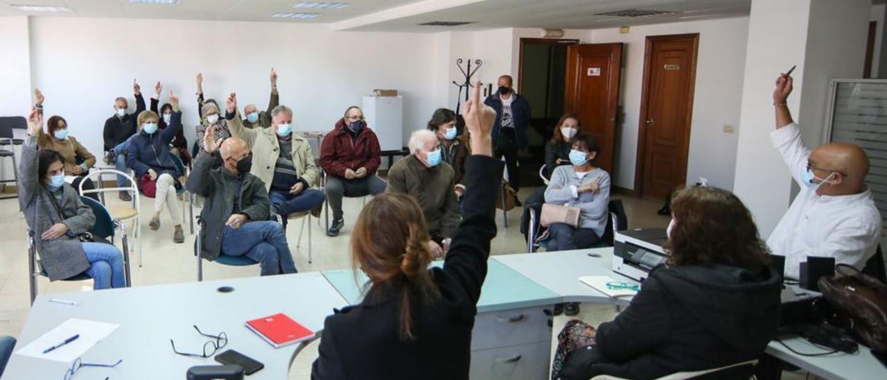 Votación durante la asamblea de EU Son de Porriño, ayer. |   // ANXO GUTIÉRREZ