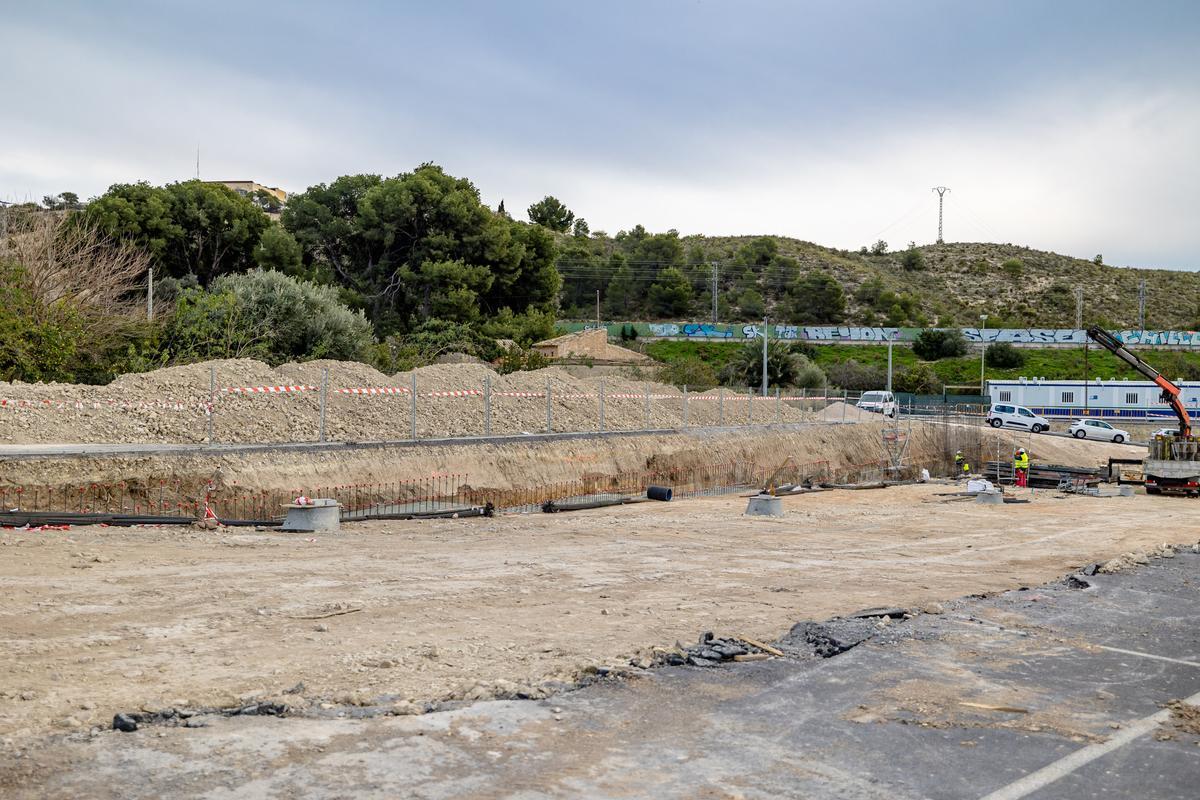 Terrenos colindantes al Hospital Comarcal hacia donde se ampliará el aparcamiento.