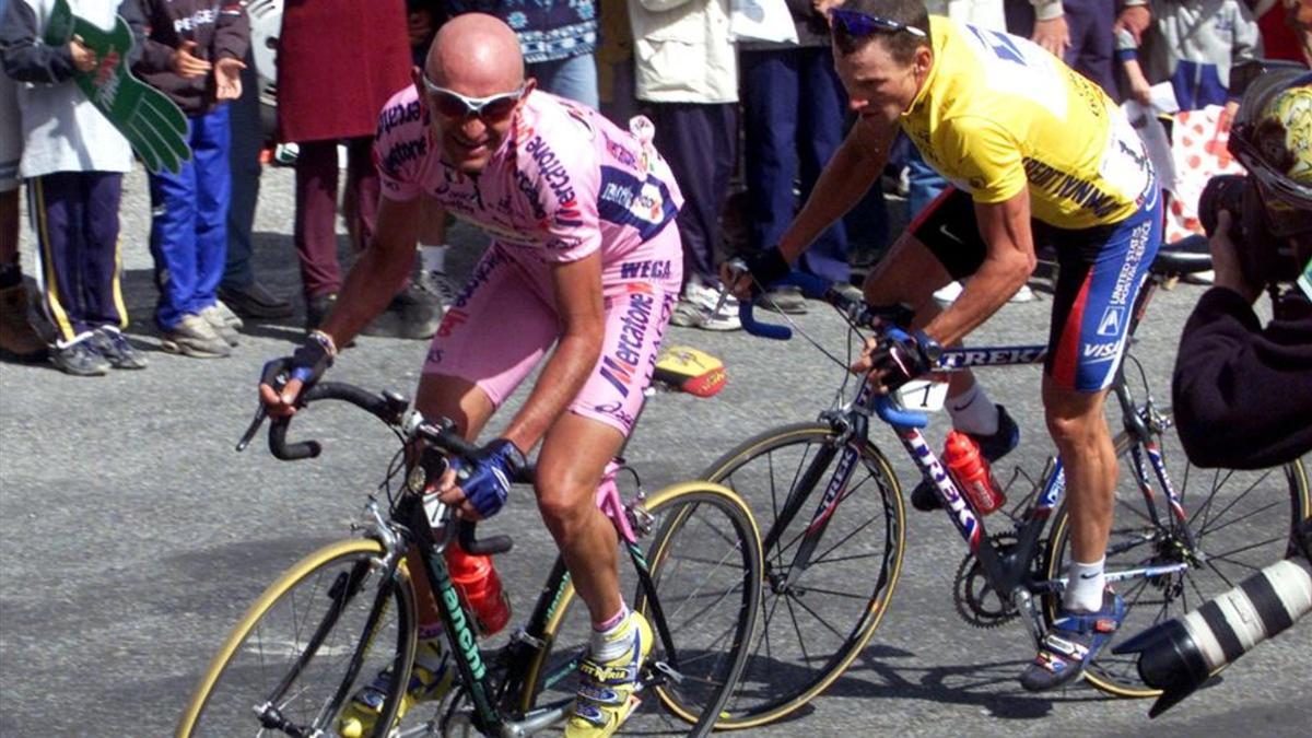 Pantani, vigilado por Armstrong, en la ascensión del 2000