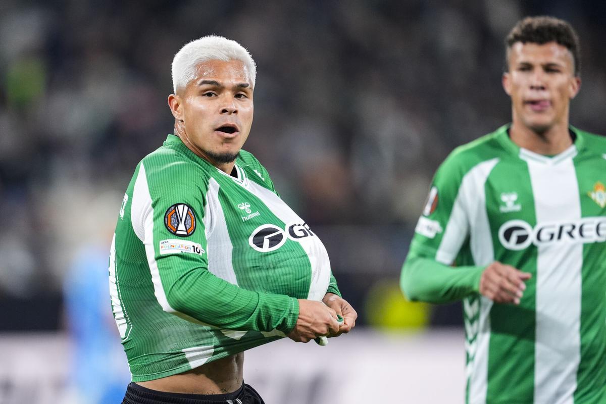 Cucho Hernández celebra su gol en el Real Betis Balompié - Utrecht FC de la liguilla de Europa League.
