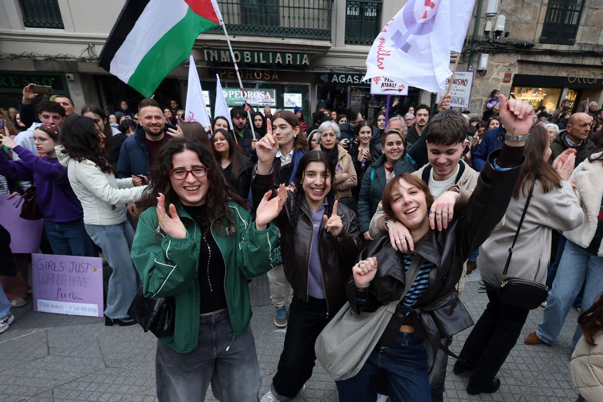 El 8 de marzo, Día Internacional de la Mujer, se celebró en Pontevedra con la participación de miles de personas y dos manifestaciones.