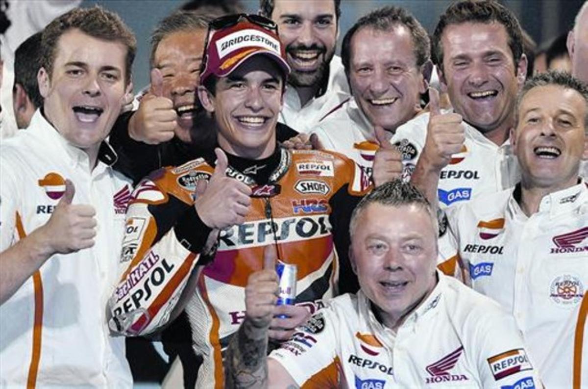 Eufòria 8Marc Márquez celebra amb els membres del seu equip la victòria en la cita de Doha. Eufòria 8Marc Márquez celebra amb els membres del seu equip la victòria en la cita de Doha.