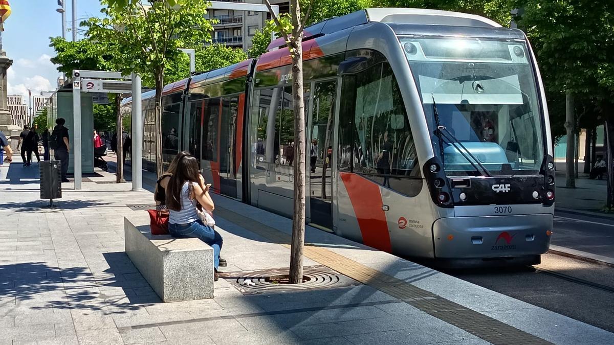 Un tranvía, varado en la plaza Aragón durante horas debido al histórico apagón.