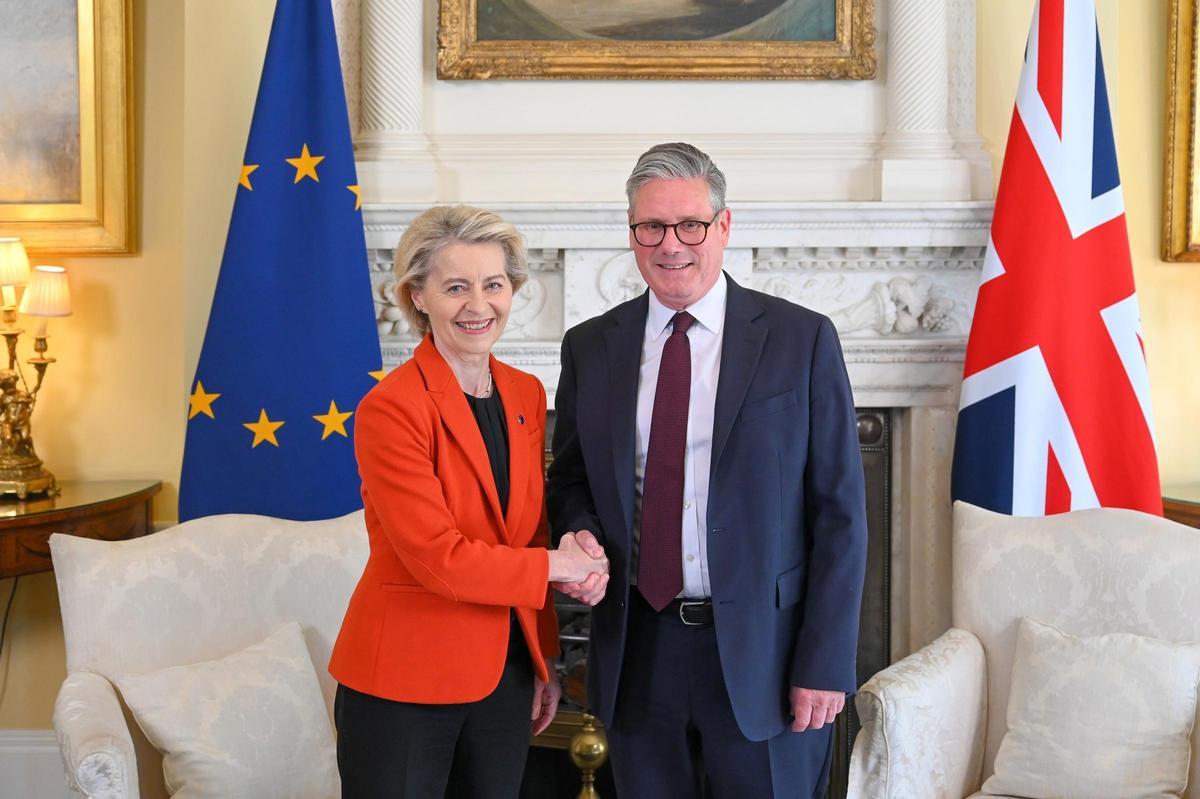 La presidenta de la Comisión Europea, Ursula von der Leyen, y el primer ministro británico, Keir Starmer, en 2025.