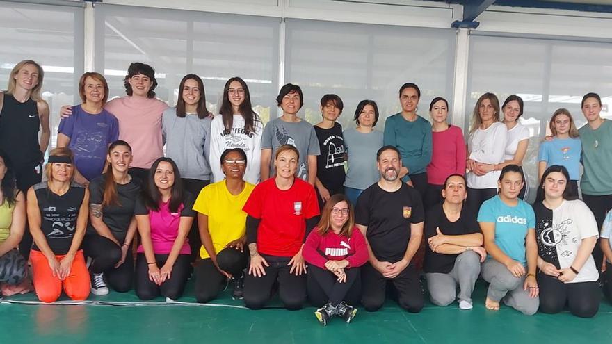 Las asistentes al taller que se realizó en el tatami del pabellón municipal de La Almunia de Doña Godina. | SERVICIO ESPECIAL