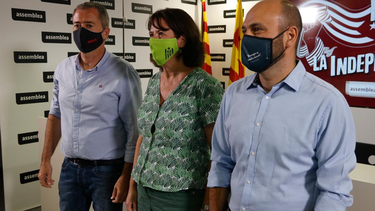 El president de l&#039;AMI, Jordi Gaseni; la presidenta de l&#039;ANC, Elisenda Paluzie, i el vicepresident d&#039;Òmnium, Marcel Mauri, abans de la roda de premsa.