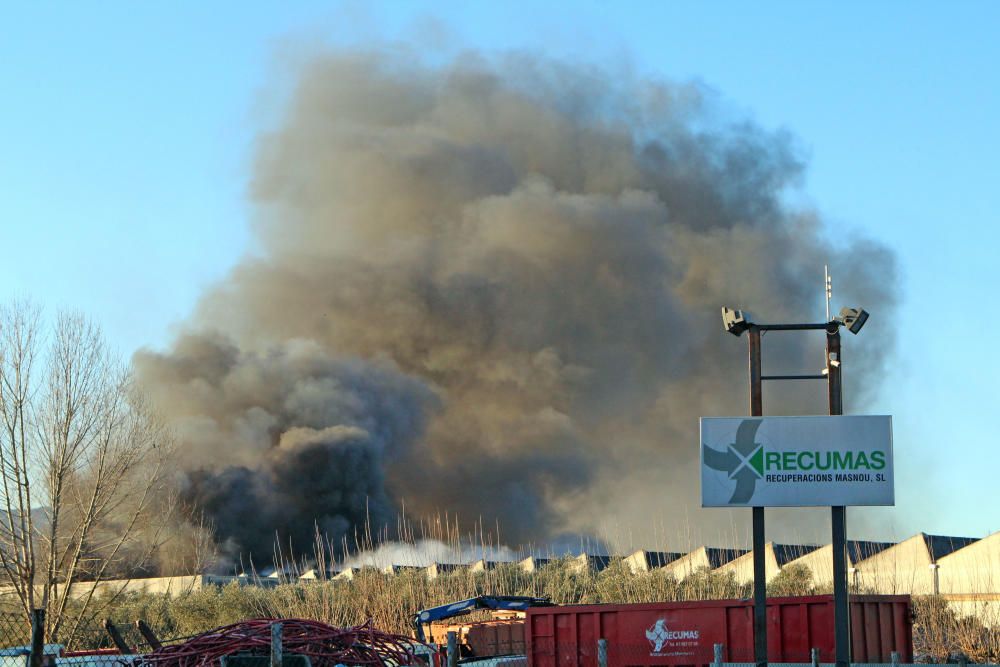 Incendi en una empresa de reciclatge a Sant Feliu de Buixalleu