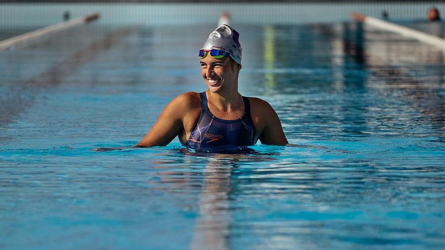 Michelle Alonso extiende, en la piscina Acidalio Lorenzo, la enseña que la distingue como abanderada en los Juegos Paralímpicos de Tokio.