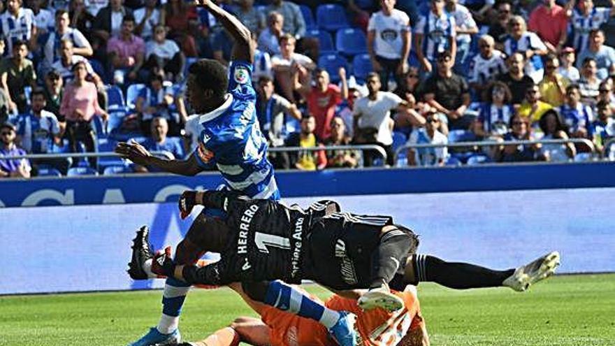 Koné remata ante Adolfo y un defensa del Oviedo en partido de la primera jornada.