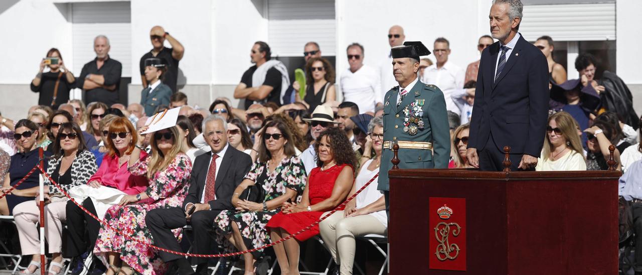 El tinent coronel, Llucià Anton Vives amb el subdelegat del Govern espanyol, Albert Bramon durant la celebració de patrona de la Guàrdia Civil del 2022.