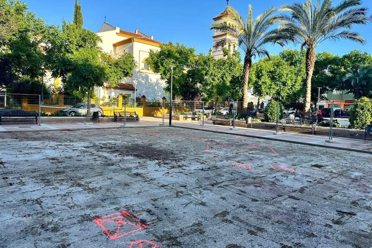 Plaza de Santiago Arolo,  en San Roque, donde también se han  desmontado los juego infantiles.