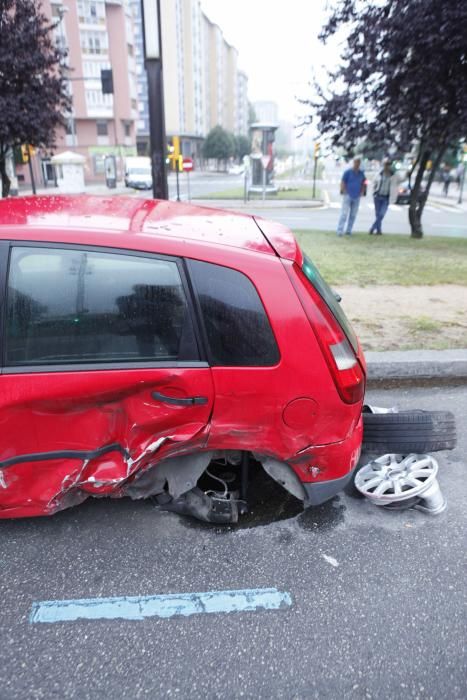 Un conductor ebrio colisiona con tres coches aparcados en la avenida Constitución