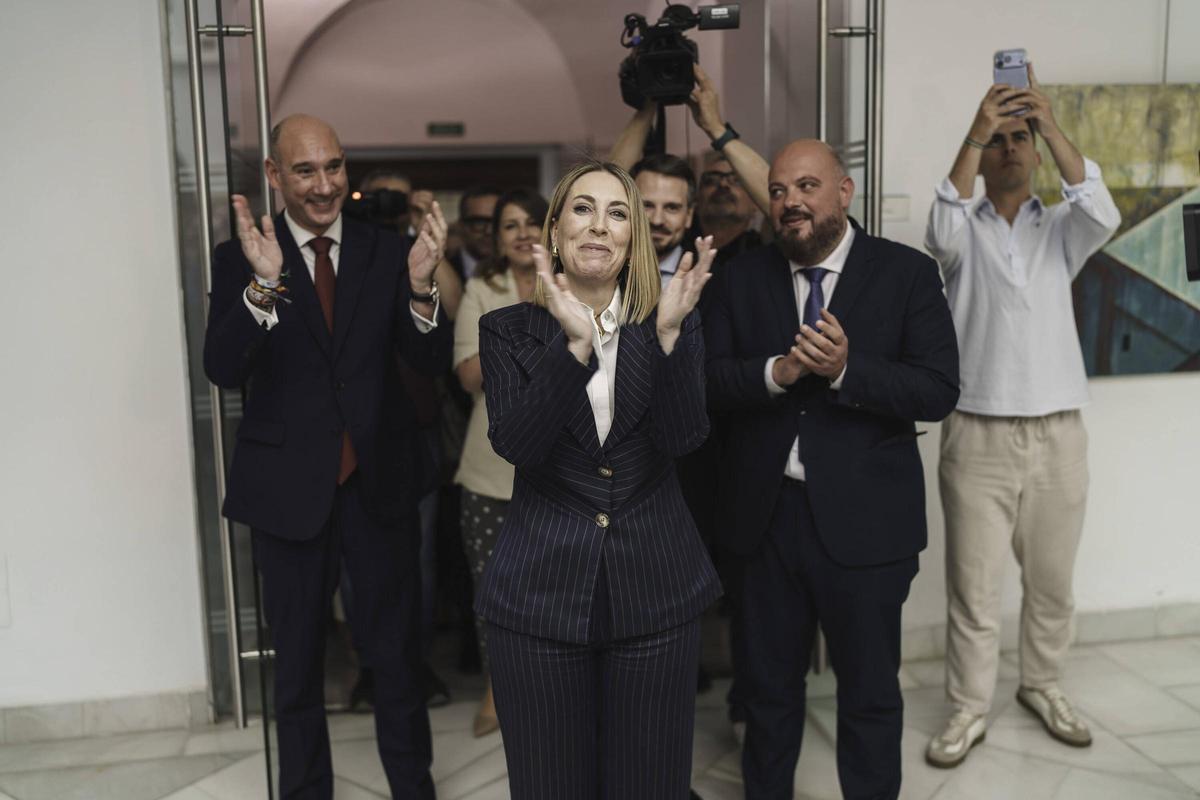 La presidenta de la Junta de Extremadura, María Guardiola, tras ser investida.