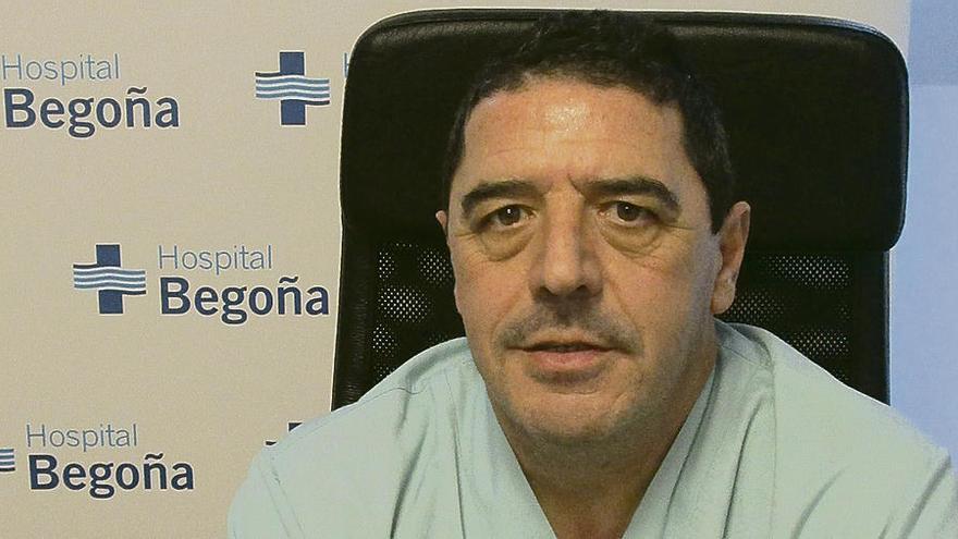 El doctor Gonzalo Díaz, en su despacho del Hospital Begoña.