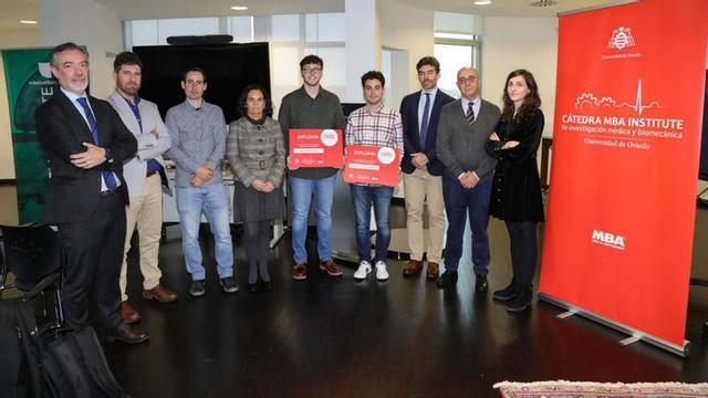 Por la izquierda, el CEO de MBA, Carlos Pinto; el director de área de cátedras de empresa, Jorge García; el director de área del vicerrectorado de investigación, Jorge Roces; la directora de la Politécnica, Inés Suárez; los premiados Álvaro Alonso y José María Echevarría; el responsable de MBA Institute, Pablo Roza; José Antonio Vega; y María Rabanal, de MBA. | Juan Plaza