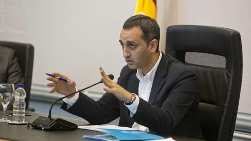 César Sánchez dirigiendo un pleno en la Diputación de Alicante.