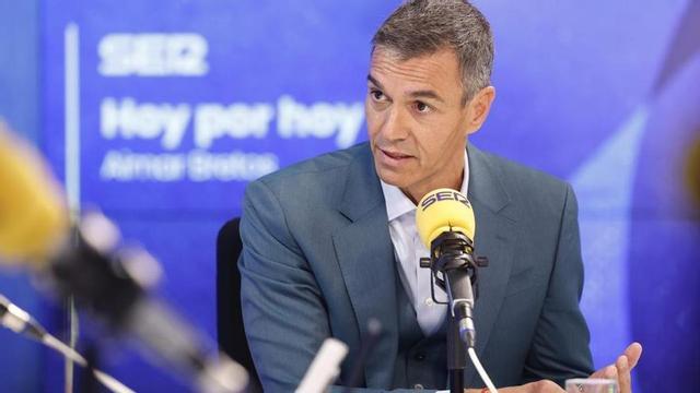 El president del Govern, Pedro Sánchez, durant l’entrevista amb la Cadena SER, ahir. | LUIS MIGUEL GONZÁLEZ / EFE
