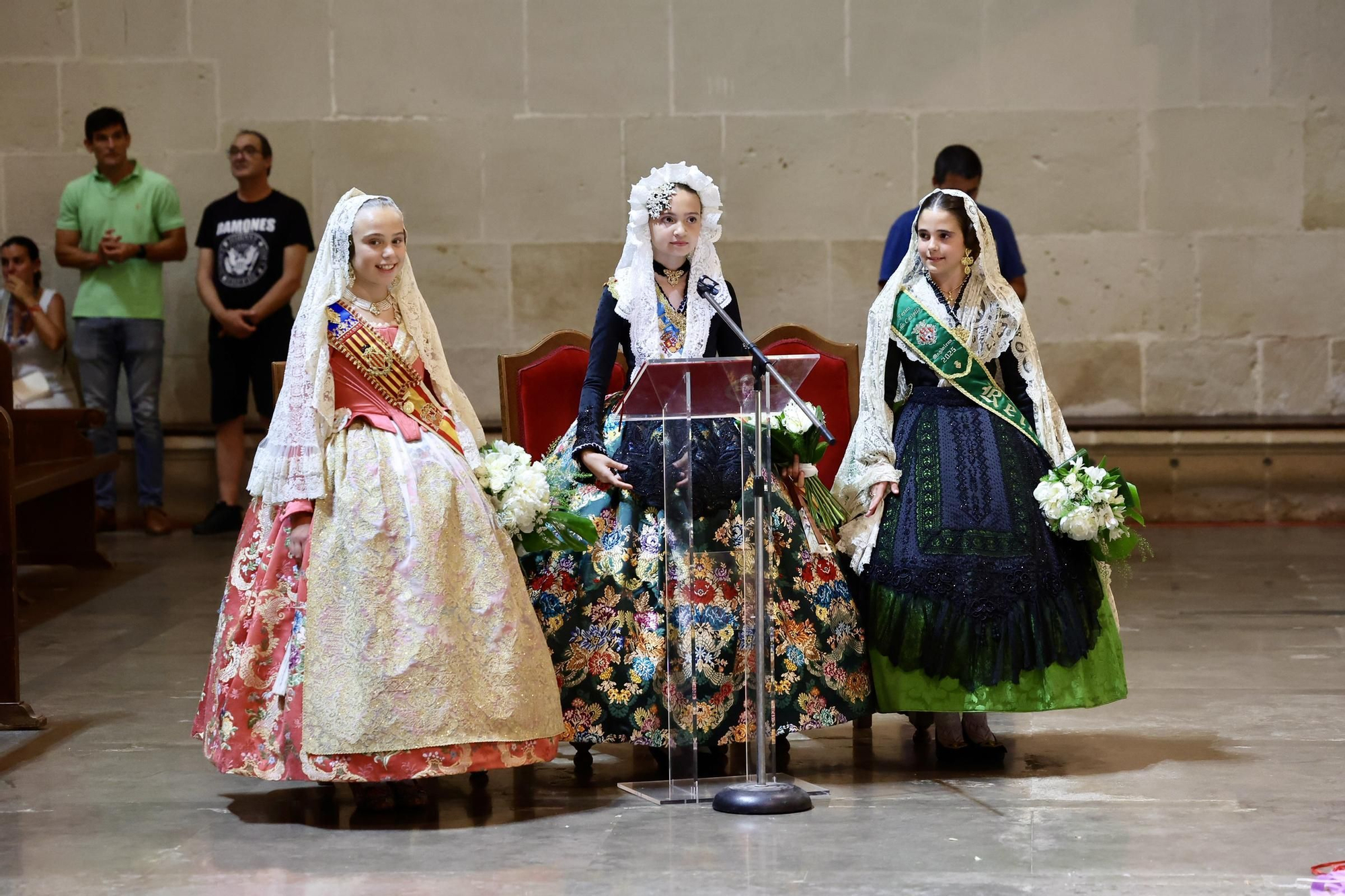 Primera jornada de Ofrenda de las Hogueras de Alicante