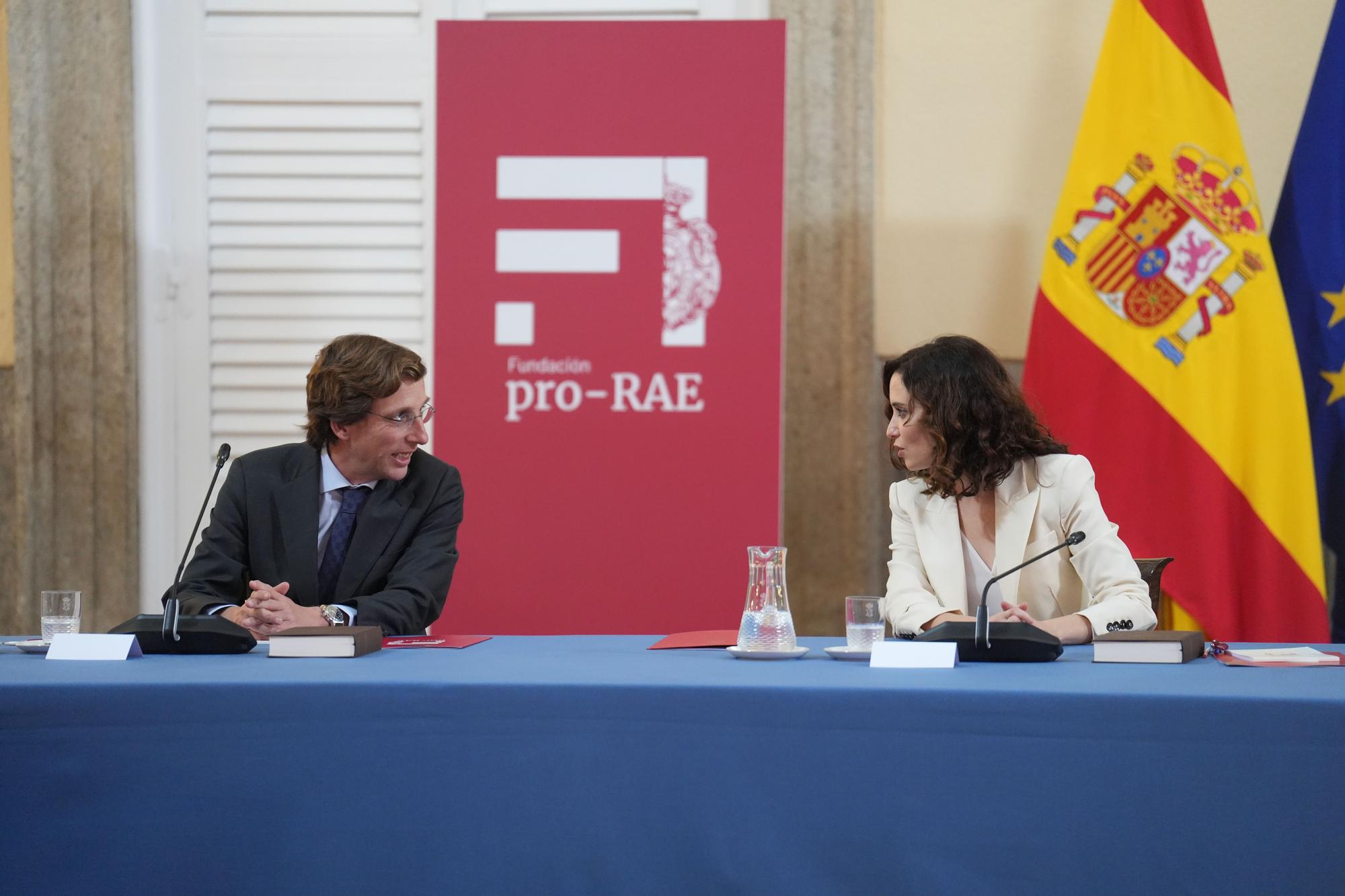 Isabel Díaz Ayuso y José Luis Martínez Almeida en la última reunión del patronato de la Fundación pro Real Academia Española en el Palacio de El Pardo.