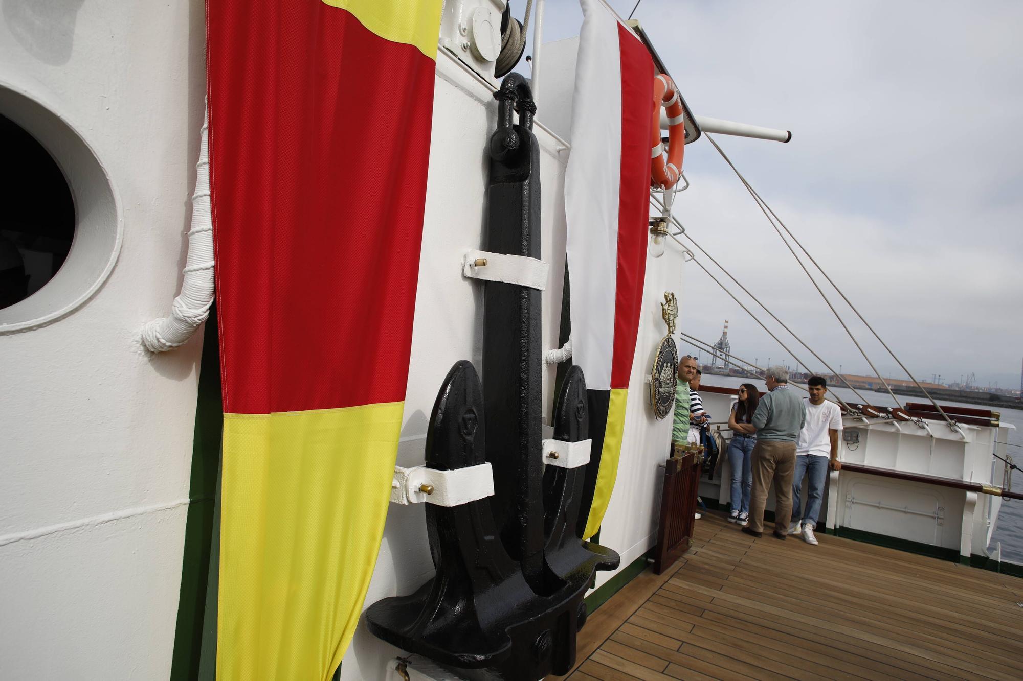 En imágenes: Colas en el puerto de Gijón para visitar el buque escuela de la Armada de México