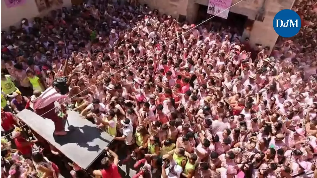 "Mallorca no está en venta": El Much de Sineu alza la voz contra la masificación turística entre fiesta y reivindicación