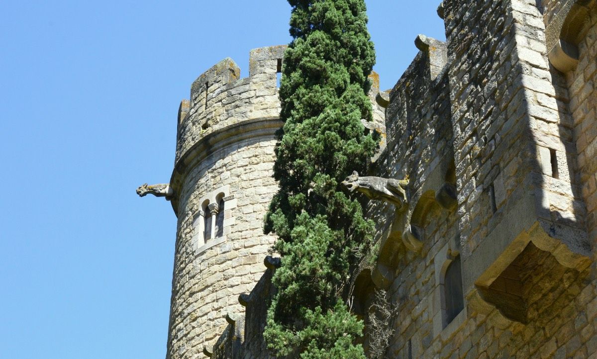 El increíble castillo neogótico de Barcelona que se ha levantado sobre una antigua villa romana