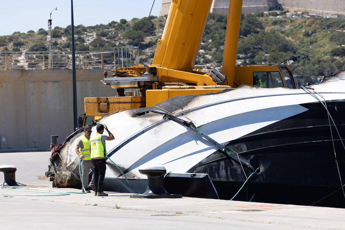Espectaculares imágenes de la recuperación del yate que se incendió y se hundió en Ibiza