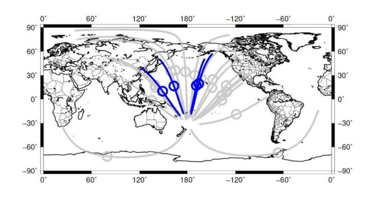 En azul pueden verse las ondas sísmicas que penetran en el núcleo, que se movieron a través de esa región del planeta más rápido en 2018 que en 1997.