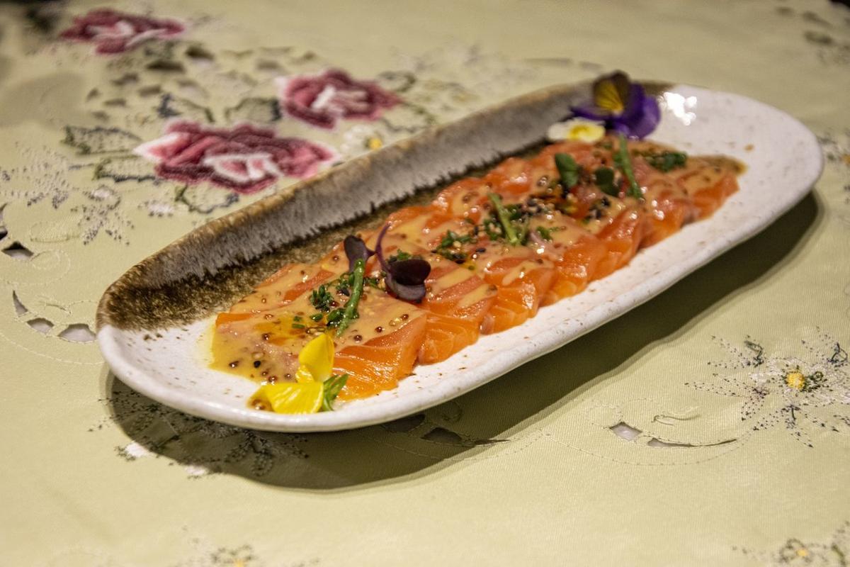 Salmón fresco marinado con salsa de mostaza dulce ahumada con whisky de Leo Chechelnitskiy, chef de Babula Bar.