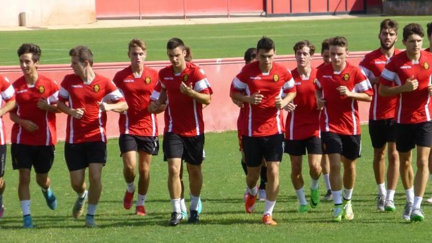 Los juveniles del Mallorca durante un entrenamiento en Son Bibiloni.