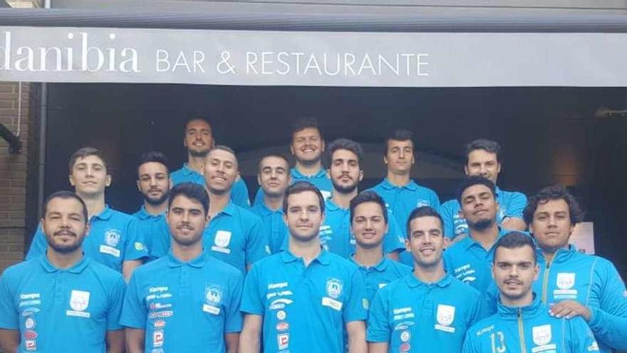 El equipo del Cisne en los instantes previos a entrar al pabellón de Zarautz. // FDV