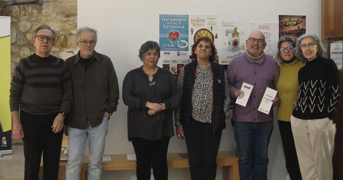Miembros de la Asociación derecho a morir dignamente de Zamora, con el conferenciante, Fernando Pérez.