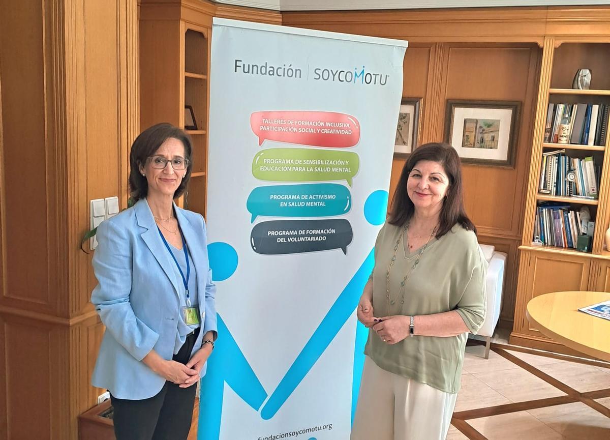 Firma del convenio de colaboración entre Aguas de Murcia y la Fundación Soycomotú, este miércoles por la mañana.