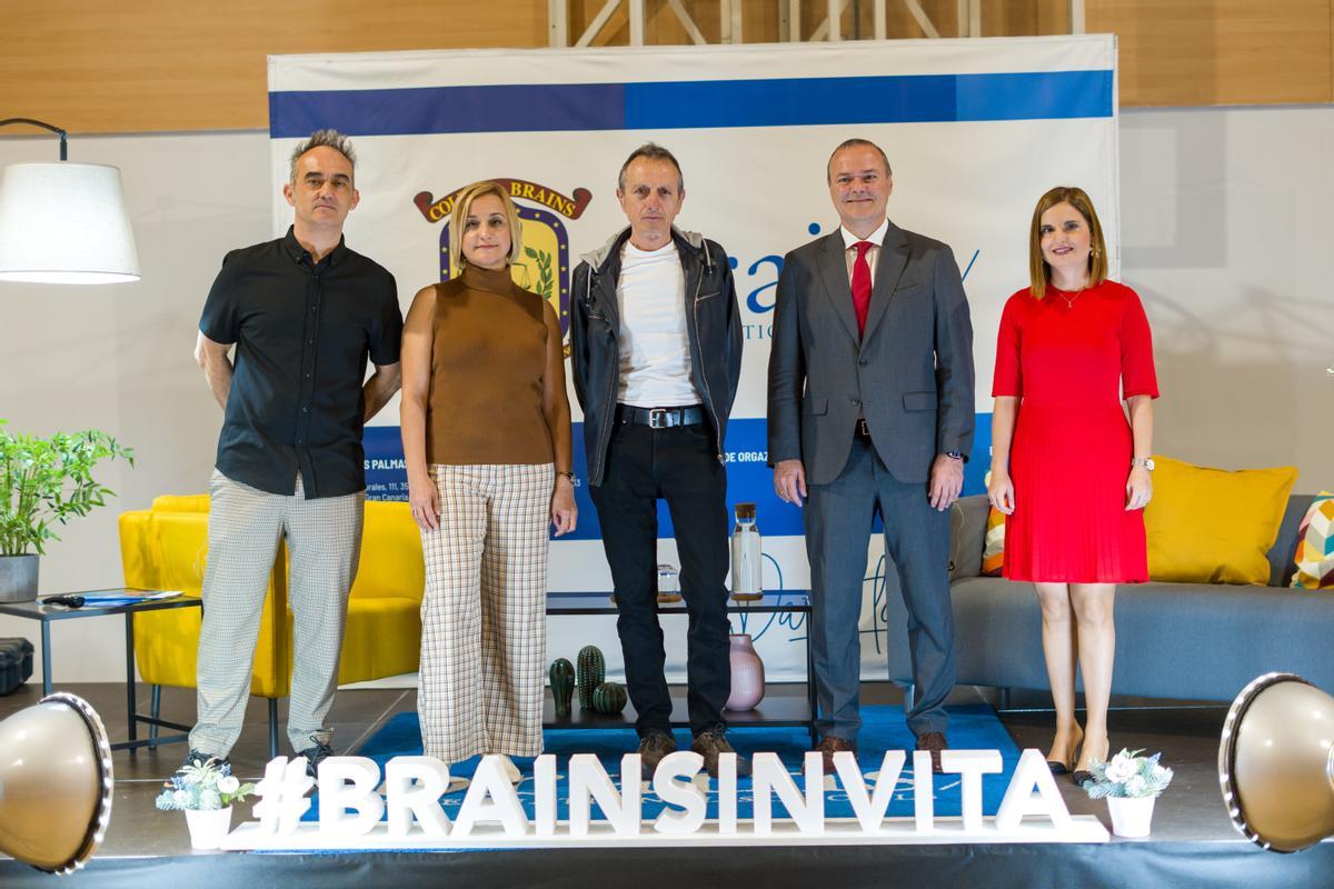 De izq. a dcha., Pablo San José y Cynthia Viera, del dúo PSJM, el artista Rogelio López Cuenca, el alcalde capitalino Augusto Hidalgo y Sarai Rodríguez, directora del Brains International School.