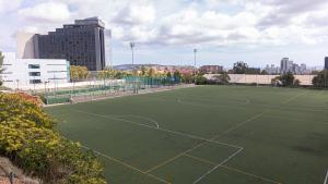 Pistas deportivas de la UB en la avenida Diagonal donde se construirá el campus del Hospital Clínic.